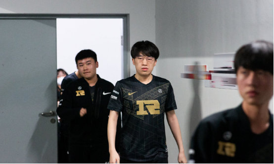 他在禁区边 他在禁区边